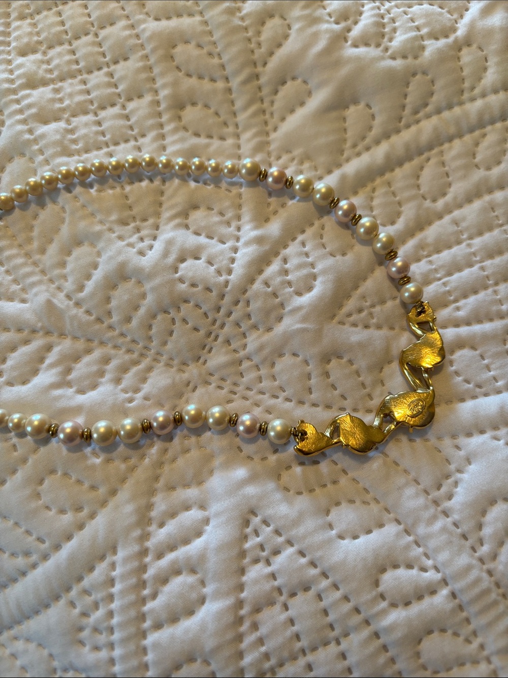 Classic Trifari Pearl and Gold Necklace approximately 15 inches - Picture 4 of 4